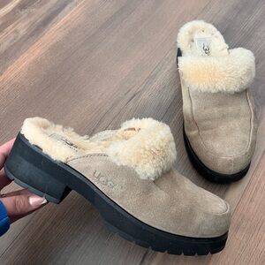UGG Australia Women's Sand Sherpa Lined Clog Slipper Size 8